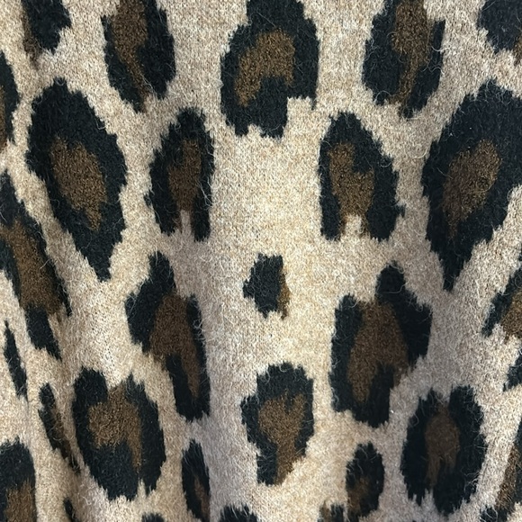 Jolie leopard print sweater. Size medium. - Picture 6 of 13